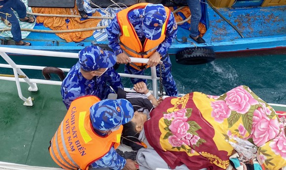 Cảnh sát biển đưa ngư dân bị nạn ở đảo Lý Sơn vào đất liền cấp cứu ảnh 1