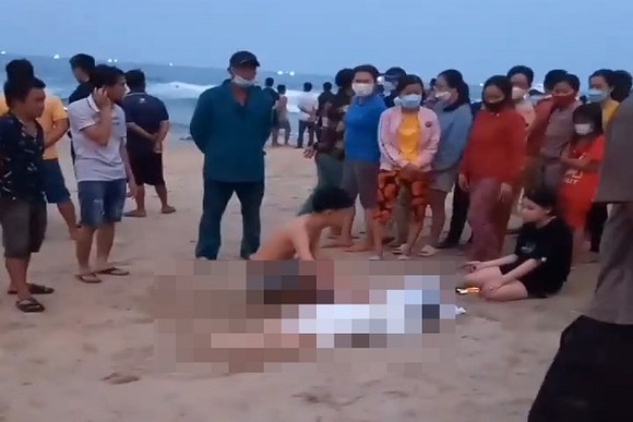 Huy động tàu cá ngư dân tìm kiếm nam học sinh bị sóng cuốn mất tích ảnh 1