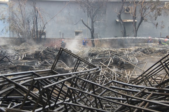 Cháy lớn ở khu nhà xưởng sản xuất bàn ghế nhựa tại TP Quy Nhơn ảnh 14