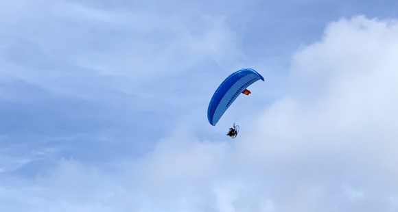 Các phi công dù lượn bắt đầu đua tài ở đỉnh núi Thới Lới - đảo Lý Sơn ảnh 12