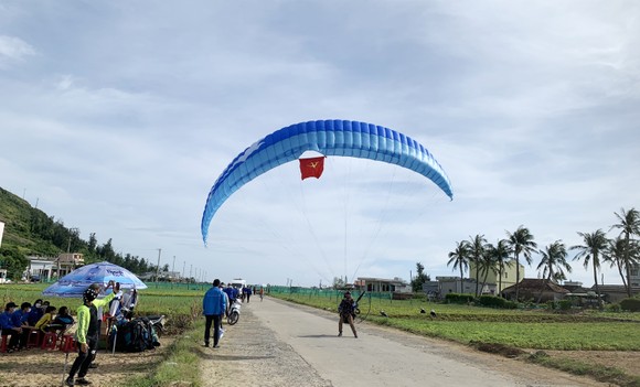 Các phi công dù lượn bắt đầu đua tài ở đỉnh núi Thới Lới - đảo Lý Sơn ảnh 5