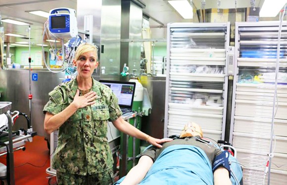 Tàu bệnh viện Hải quân Mỹ cập cảng Vũng Rô (Phú Yên) ảnh 3
