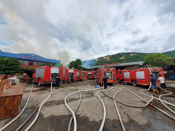Cháy xưởng gỗ ở khu công nghiệp Phú Tài, Bình Định ảnh 1