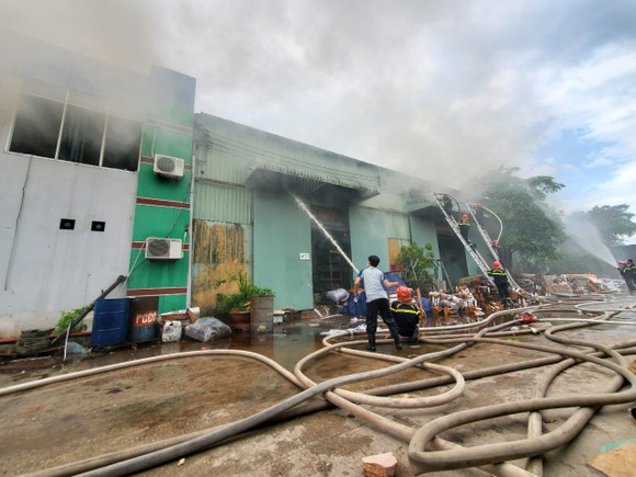 Cháy xưởng gỗ ở khu công nghiệp Phú Tài, Bình Định ảnh 3