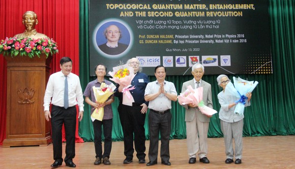 Giáo sư Nobel Vật lý 2016 'gợi ý' giới trẻ Việt Nam cách đoạt giải Nobel ảnh 1