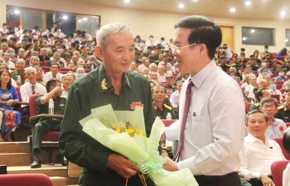 Đồng chí Võ Văn Thưởng trao quà cho người có công với cách mạng tỉnh Bình Định ảnh 1
