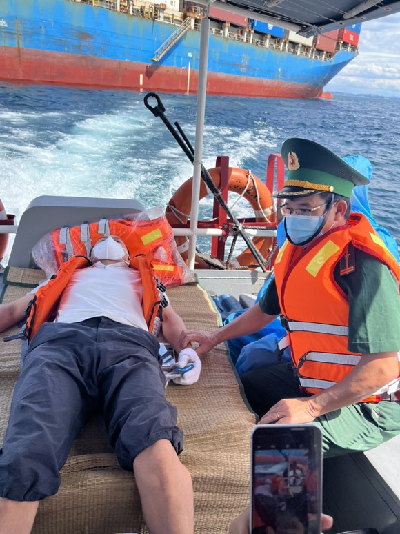Hỗ trợ, cấp cứu thuyền viên Trung Quốc bị nạn trên vùng biển Bình Định ảnh 1