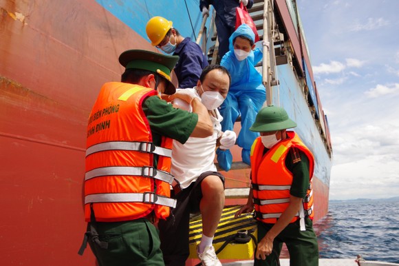 Hỗ trợ, cấp cứu thuyền viên Trung Quốc bị nạn trên vùng biển Bình Định ảnh 2