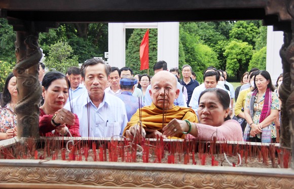Chủ tịch HĐND TPHCM trao quà cho gia đình cách mạng tại Bình Định ảnh 9