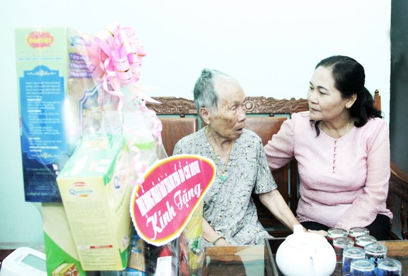 Chủ tịch HĐND TPHCM trao quà cho gia đình cách mạng tại Bình Định ảnh 2