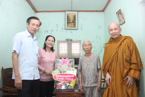 Chủ tịch HĐND TPHCM trao quà cho gia đình cách mạng tại Bình Định ảnh 5
