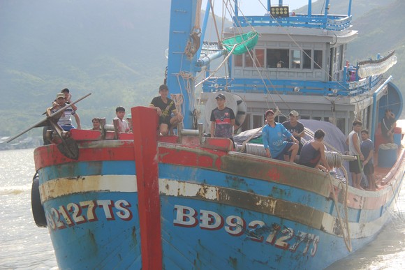 Ngư dân ùn ùn về cảng cá Quy Nhơn 'chạy bão' ảnh 2