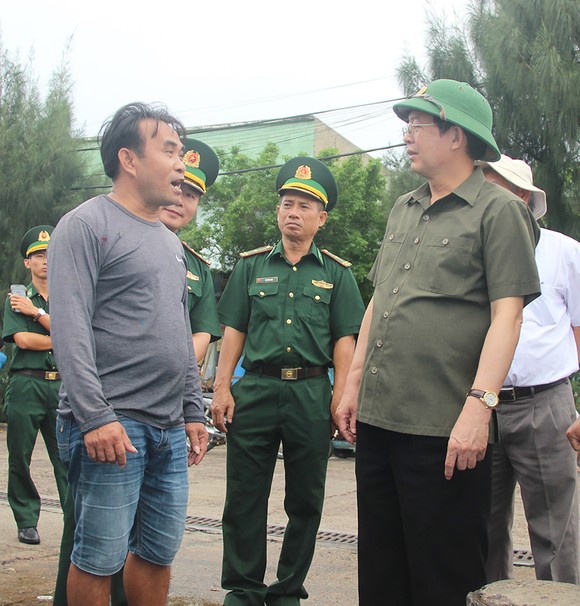 Ngư dân ùn ùn về cảng cá Quy Nhơn 'chạy bão' ảnh 4