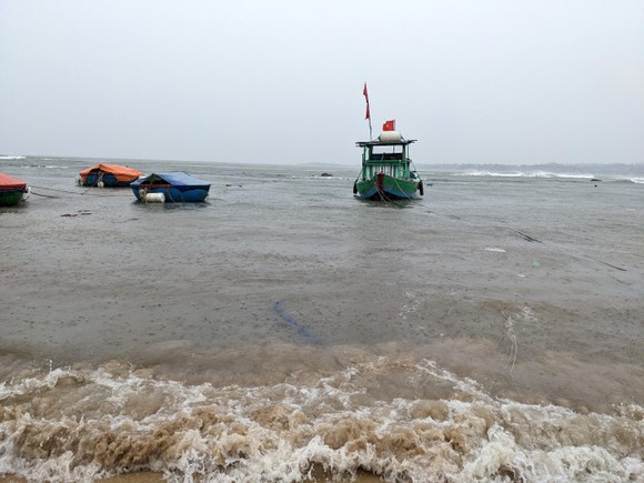 Bình Định, Quảng Ngãi 'chạy đua' sơ tán dân trước bão số 4 ảnh 5