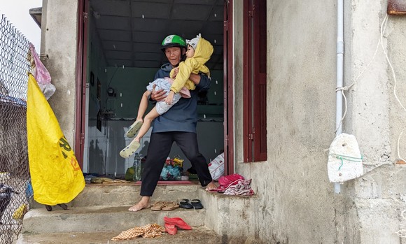 Bình Định, Quảng Ngãi 'chạy đua' sơ tán dân trước bão số 4 ảnh 4