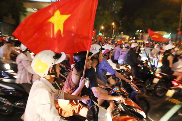 Người hâm mộ TPHCM xuống phố mừng chiến thắng ảnh 4
