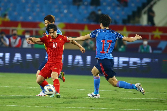 Công Phượng và đội tuyển Việt Nam đã nỗ lực đến cùng trong trận đấu với Nhật Bản trên sân Mỹ Đình. Ảnh: MINH HOÀNG