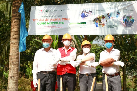 Nutrilite cùng Hội Chữ thập đỏ TPHCM khám bệnh miễn phí và trao quà 250 người dân 