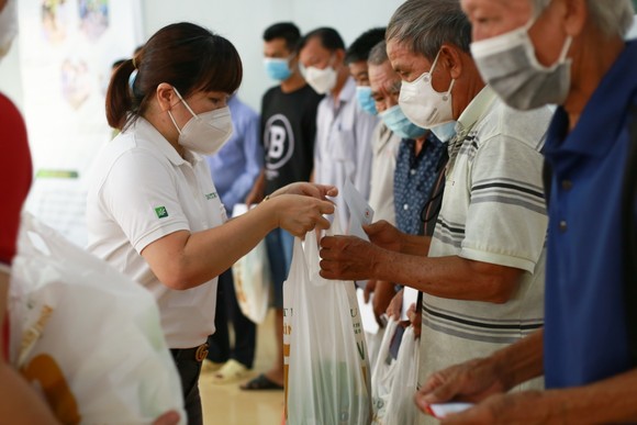 Nutrilite cùng Hội Chữ thập đỏ TPHCM khám bệnh miễn phí và trao quà 250 người dân  ảnh 1