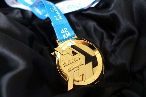 Chiếc huy chương mạ vàng 24k vinh danh nhà vô địch marathon đầu tiên tại Việt Nam