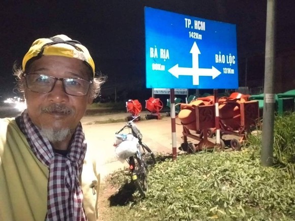 Đạp xe xuyên Việt hơn 1.800km kêu gọi bảo vệ môi trường ảnh 1