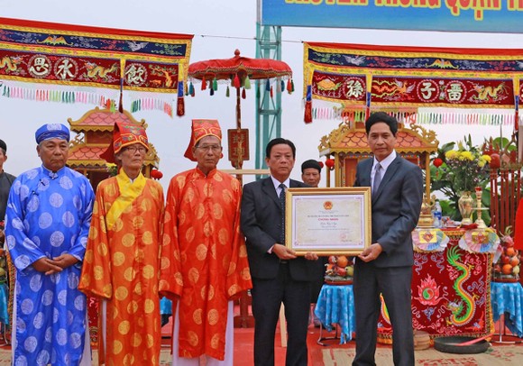 Đà Nẵng trao bằng chứng nhận Di sản Văn hóa phi vật thể quốc gia cho Lễ hội Cầu ngư ảnh 1