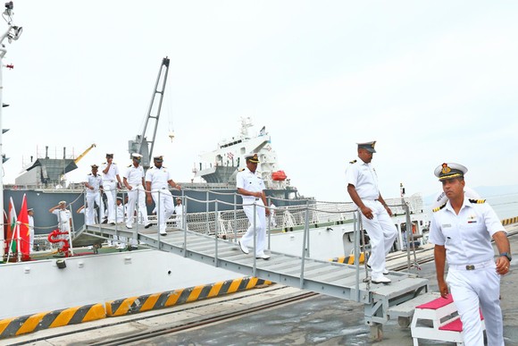 Tàu lực lượng bảo vệ bờ biển Ấn Độ cập cảng Tiên Sa ảnh 3