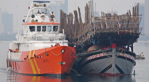 Vượt sóng trong đêm cứu 52 thuyền viên tàu cá gặp nạn ở Hoàng Sa ảnh 1