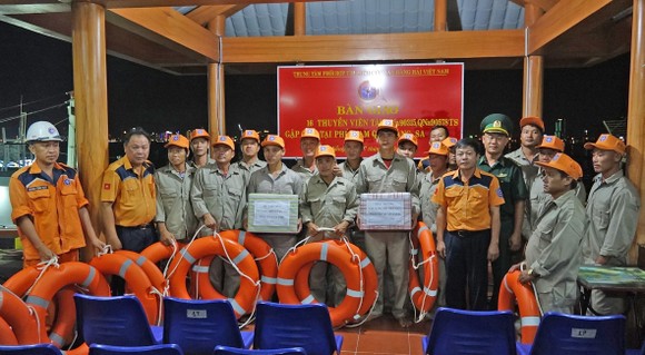 Xuyên đêm cứu 16 ngư dân trên 2 tàu cá gặp nạn tại vùng biển Hoàng Sa ảnh 2
