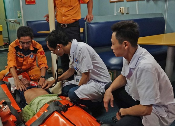 Cứu thuyền viên bị tai biến mạch máu não tại vùng biển quần đảo Hoàng Sa ảnh 1