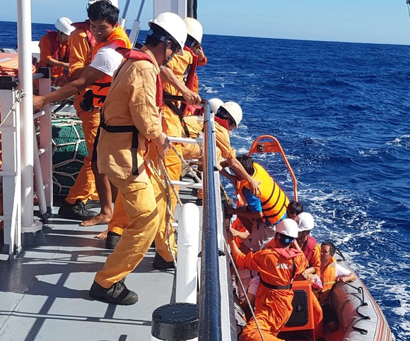 Cứu 6 thuyền viên bị chìm tàu trên vùng biển quần đảo Hoàng Sa ảnh 1