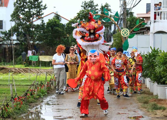 Đón đoàn khách du lịch xông đất Hội An đầu năm ảnh 2