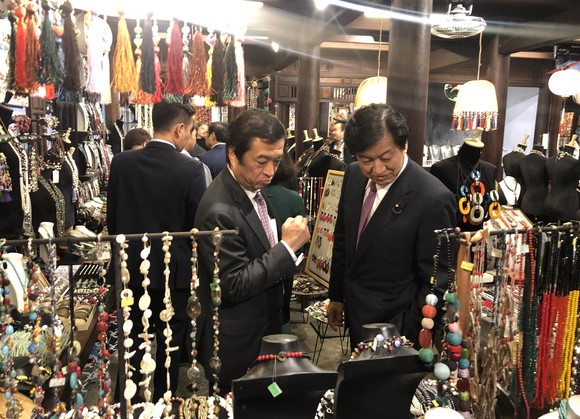 Tổng Thư ký đảng Dân chủ Tự do Nhật Bản thăm phố cổ Hội An ảnh 5