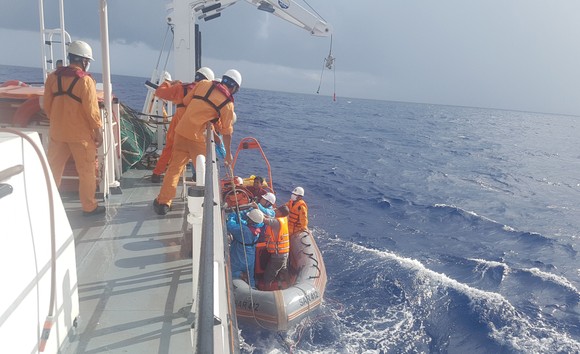 Cứu thuyền viên bị chấn thương nặng khi đang hành nghề trên vùng biển quần đảo Hoàng Sa ảnh 2
