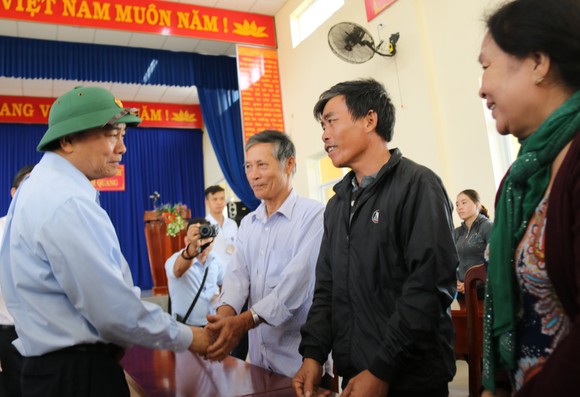 Thủ tướng Nguyễn Xuân Phúc thăm và tặng quà đồng bào Quảng Nam, Quảng Ngãi thiệt hại do bão số 9 ảnh 1