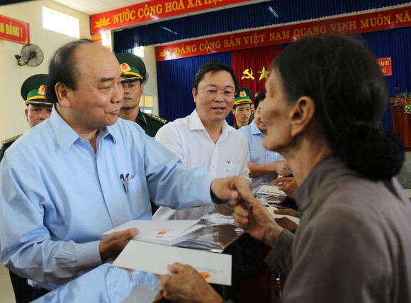 Thủ tướng Nguyễn Xuân Phúc thăm và tặng quà đồng bào Quảng Nam, Quảng Ngãi thiệt hại do bão số 9 ảnh 3