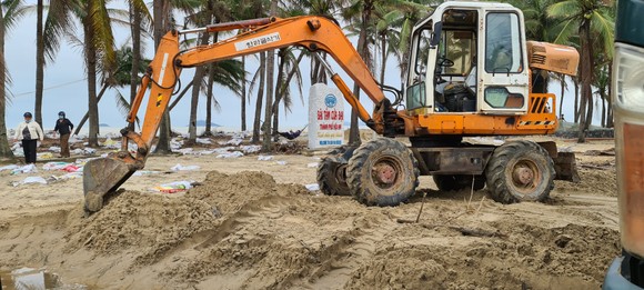 Sau bão số 13, bãi biển miền Trung bị sóng đánh tan tác ảnh 6