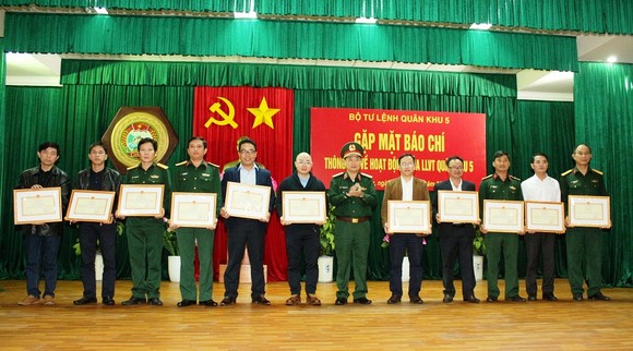 Quân khu 5 phối hợp chặt chẽ với báo chí tuyên truyền hiệu quả trong năm 2021 ảnh 5