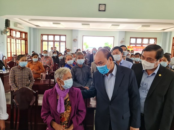 Thủ tướng Nguyễn Xuân Phúc thăm, tặng quà tết gia đình chính sách, hộ khó khăn tại Quảng Nam ảnh 2