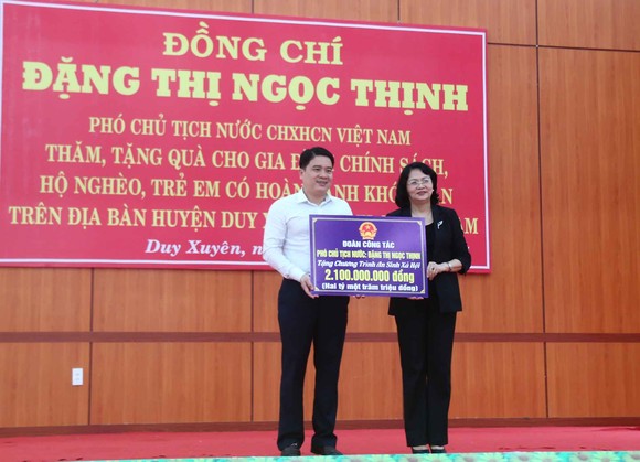 Phó Chủ tịch nước Đặng Thị Ngọc Thịnh thăm và tặng quà hộ nghèo, hộ chính sách tại Quảng Nam ảnh 6