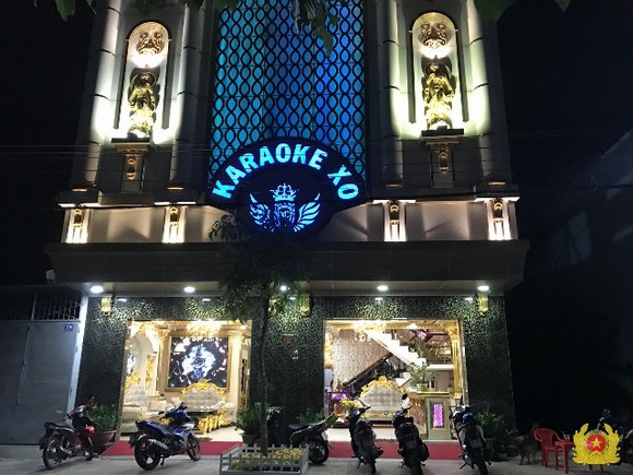 Vụ hàng chục người dương tính với ma tuý ở cơ sở karaoke tại Tiền Giang: thu giữ thêm súng, đạn và nhiều gói bột trắng ảnh 3