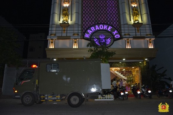 Bắt quả tang 22 nam nữ dương tính với ma túy ở cơ sở kinh doanh karaoke tại Tiền Giang ảnh 1