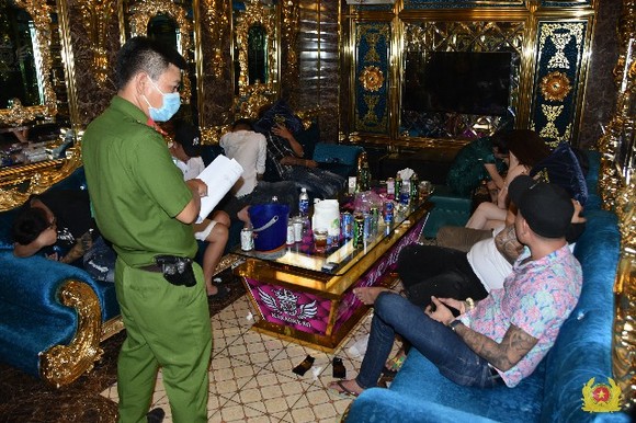 Bắt quả tang 22 nam nữ dương tính với ma túy ở cơ sở kinh doanh karaoke tại Tiền Giang ảnh 2