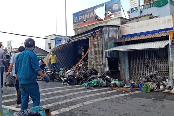 Cháy cửa hàng đồ phụ tùng xe máy gần chợ Vĩnh Bình ảnh 1