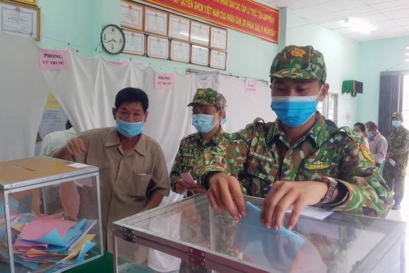 Bầu cử tại cột cờ Hà Nội tại Mũi Cà Mau - điểm cực Nam Tổ quốc ảnh 3