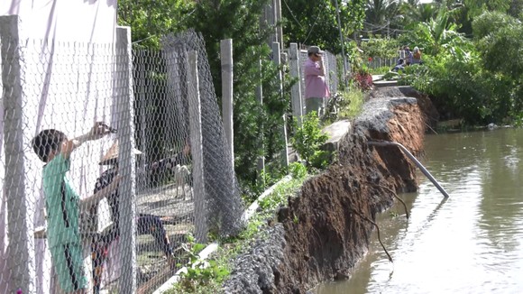 Sạt lở nghiêm trọng tại xã Cẩm Sơn khiến một đoạn đường chìm xuống sông Ba Rài ảnh 2