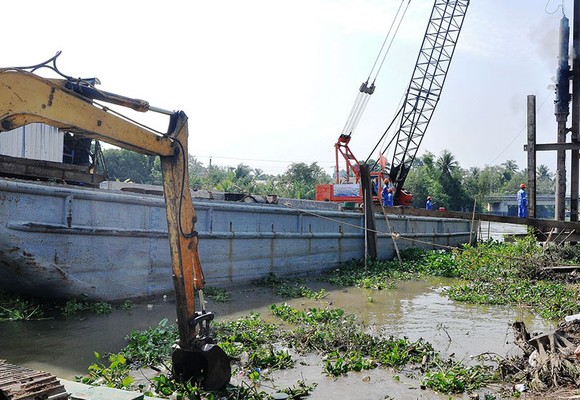 Khởi công xây dựng hệ thống cống ngăn mặn ở sông Tiền ảnh 1