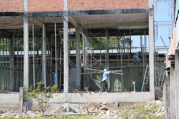 Đang tháo dỡ công trình xây dựng trái phép tại Tịnh thất Bồng Lai  ảnh 2