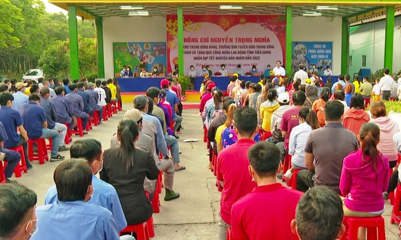 Trưởng Ban Tuyên giáo Trung ương tặng quà Tết cho công nhân Tiền Giang ảnh 1