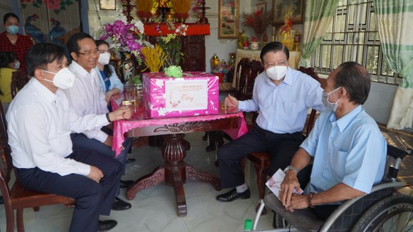 Trưởng Ban Nội chính Trung ương Phan Đình Trạc thăm, tặng quà tết tại Long An ảnh 3